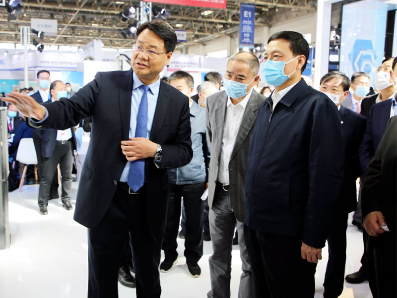 Leaders from the Ministry of Industry and Information Technology visited the booth of Qinchuan Group to appreciate the innovation achievements of intelligent manufacturing